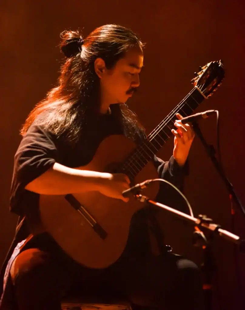 Método Violão 100 - Por Arthur Endo 2 O professor do curso Método Violão 100 Por Arthur EndoArthur Endo, tocando violão clássico em apresentação ao vivo, demosntrando sua autoridade no ensino.