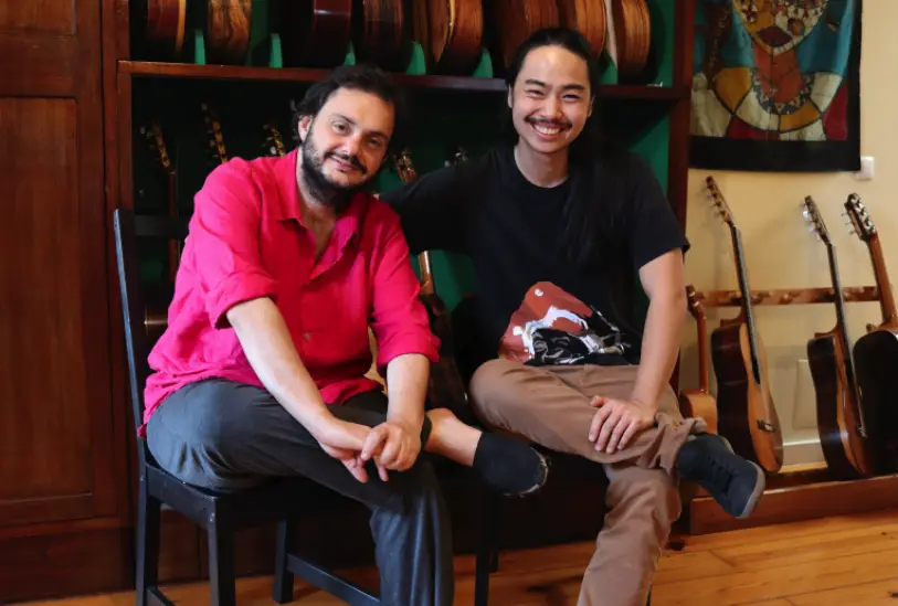 Método Violão 100 - Por Arthur Endo 3 O curso Método Violão 100 - Por Arthur Endo, é ministrado por um professor premiado Internacionalmente, sendo compositor, arranjador e violonista.