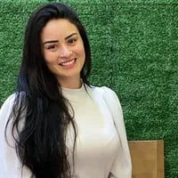 Esta é Jennifer Tavares. criadora do Curso de Camuflagem de Estrias da Tavarest Academy;